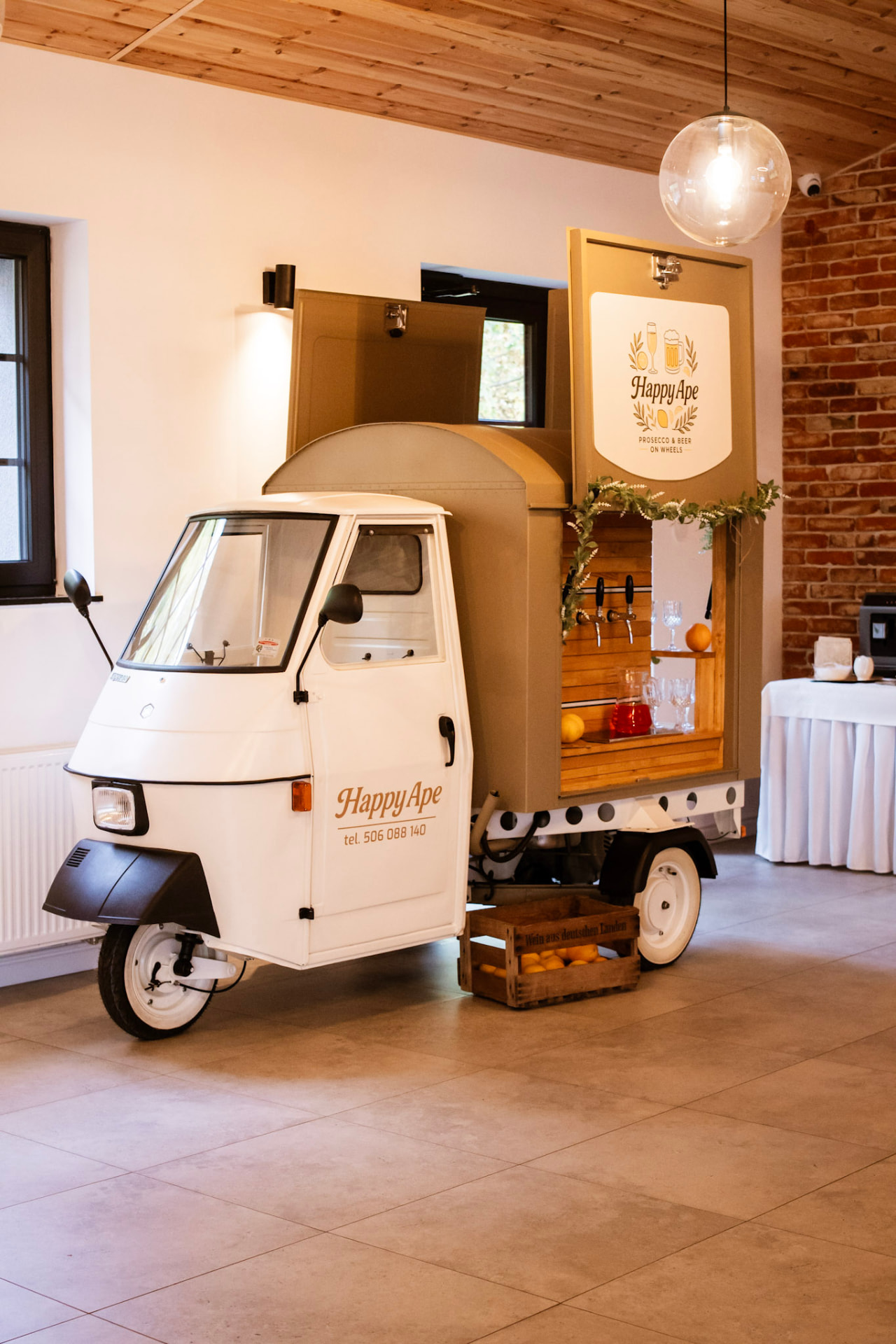 Mobilny bar na trójkołowcu ozdobiony zieloną girlandą