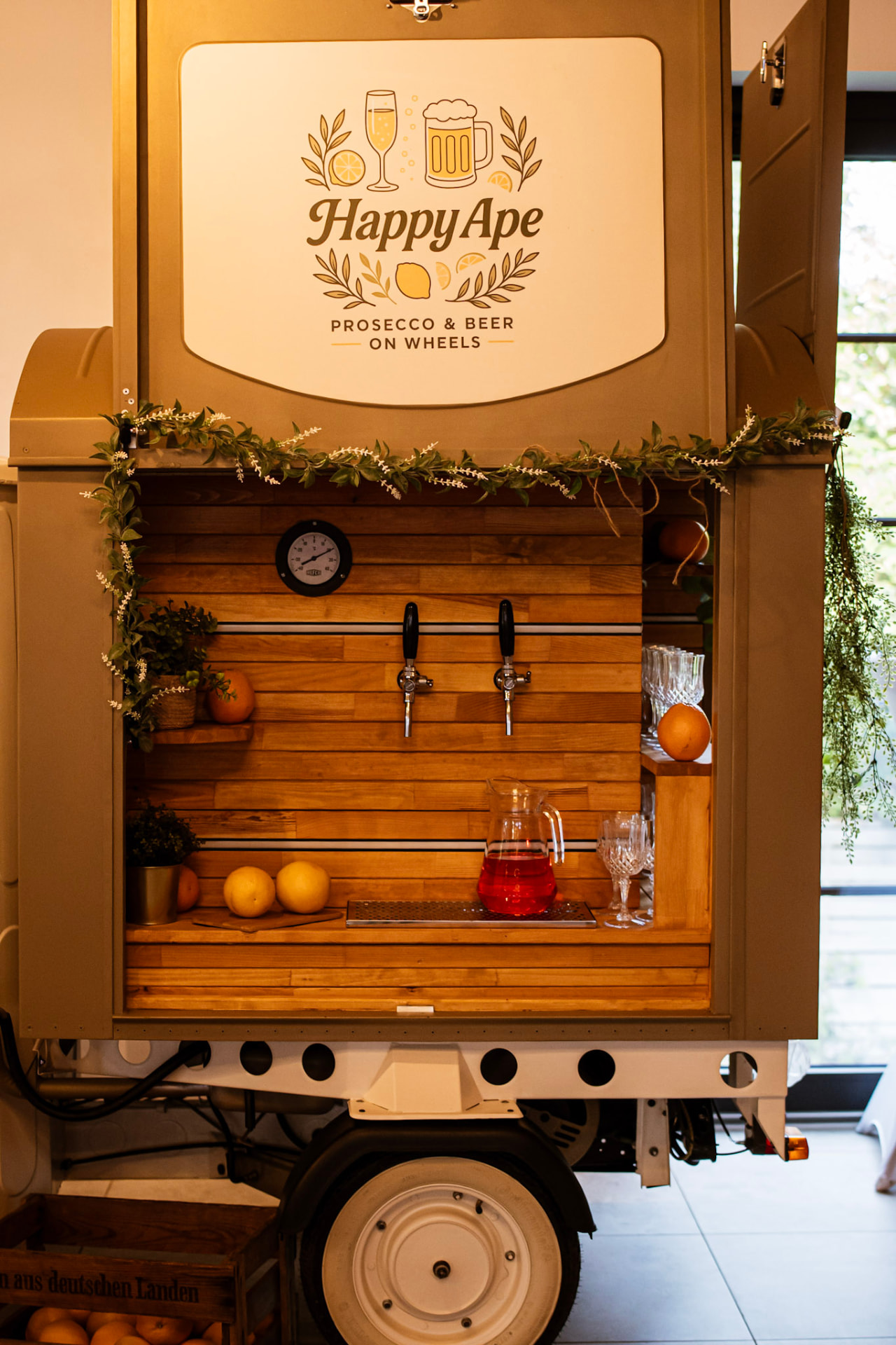 Mobilny bar Happy Ape z kranami do prosecco i piwa